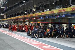 Daniel Ricciardo, Red Bull Racing RB13 pit stop