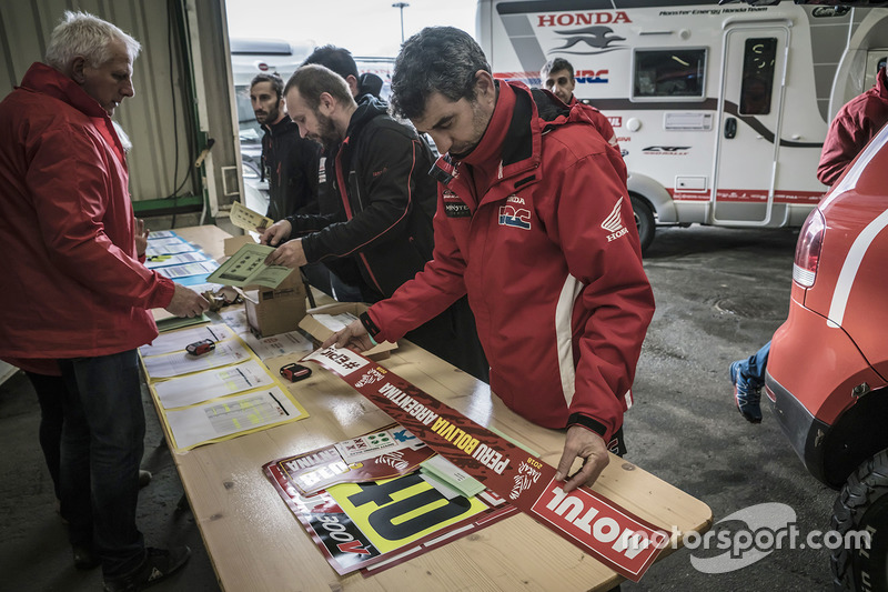 Preparativos de los vehículos de apoyo del Monster Energy Honda Team