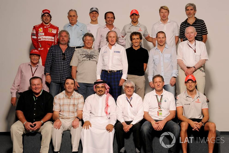 Nesta foto de 2010, Alonso e Schumacher estão ao lado de outros campeões, como Jack Brabham, Emerson Fittipaldi, Lewis Hamilton, Mika Hakkinen, Damon Hill, Niki Lauda, Keke Rosberg, Mario Andretti, Jackie Stewart, Alain Prost, Jacques Villeneuve, John Surtees, Alan Jones, Nigel Mansell, Jody Scheckter e Jenson Button