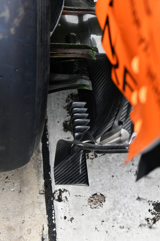 A McLaren adicionou uma fileira de winglets na base externa de seu difusor na China, já que parece estimular o vórtice de borda do difusor