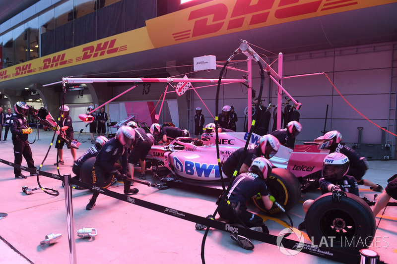 Команда Sahara Force India F1 отрабатывает процедуру пит-стопа