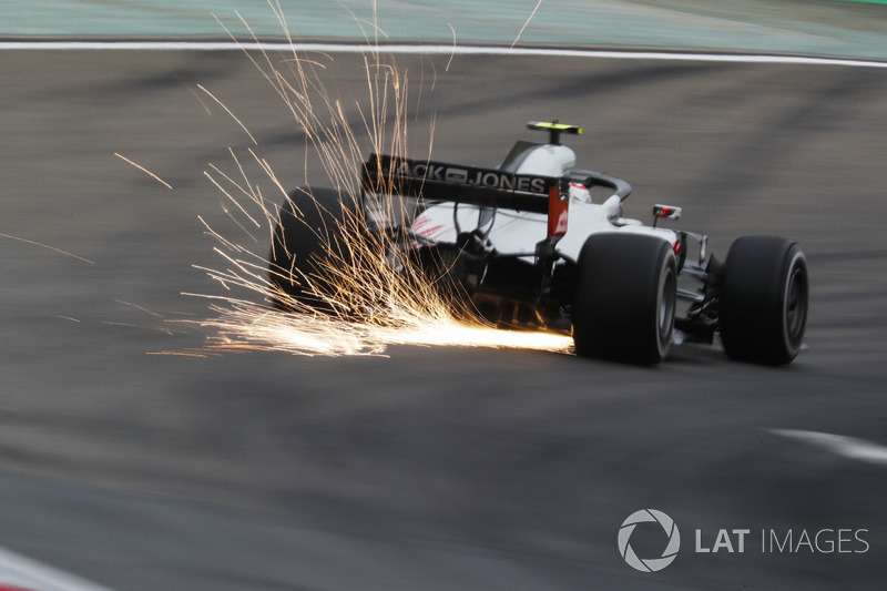 Des étincelles volent de la voiture de Kevin Magnussen, Haas F1 Team VF-18 Ferrari