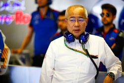 Представитель Honda в гараже Scuderia Toro Rosso