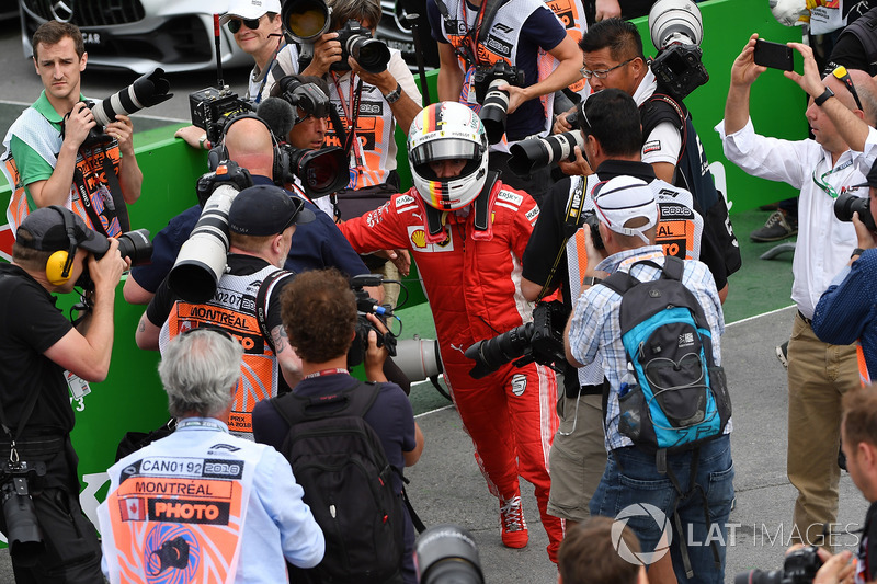Il vincitore della gara Sebastian Vettel, Ferrari, festeggia nel parco chiuso