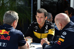 Главный инженер Red Bull Racing Пол Монахан, технический директор Renault Sport F1 по силовой установке Реми Таффен и технический директор Red Bull Racing Эдриан Ньюи