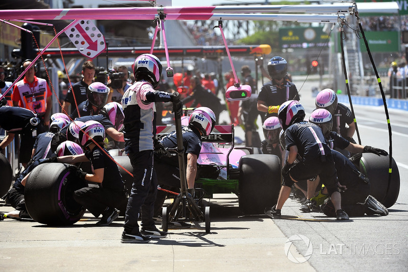 Esteban Ocon, Force India VJM11 pit stop