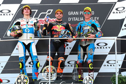 Sur le podium : le vainqueur, Miguel Oliveira, Red Bull KTM Ajo Moto2, le deuxième, Lorenzo Baldassarri, Pons HP40 Miguel Oliveira, le troisième, Joan Mir, Marc VDS Moto2