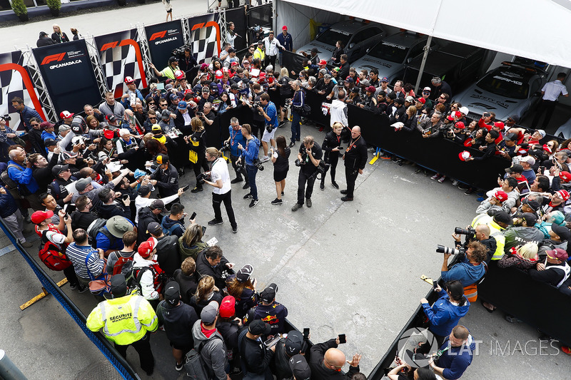 Fernando Alonso, McLaren, Carlos Sainz Jr., Renault Sport F1 Team, y Stoffel Vandoorne, McLaren, s