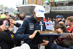 Esteban Ocon, Force India F1, signe des autographes