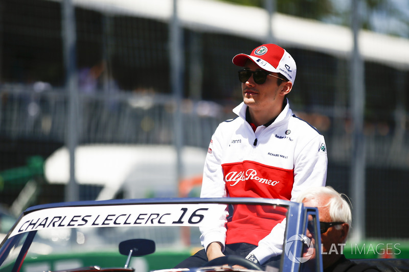 Charles Leclerc, Sauber, lors de la parade des pilotes