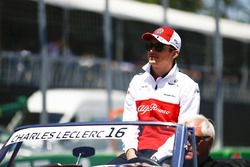 Charles Leclerc, Sauber, lors de la parade des pilotes