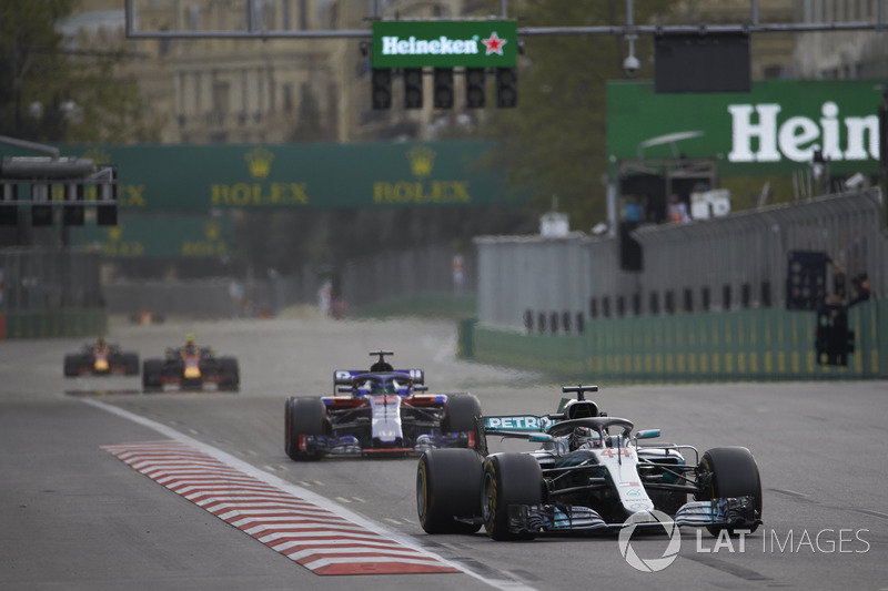 Lewis Hamilton, Mercedes AMG F1 W09, Brendon Hartley, Toro Rosso STR13 Honda, Max Verstappen, Red Bu