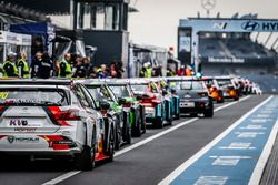 Coches en pit lane