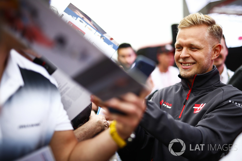 Kevin Magnussen, Haas F1 Team, firma autografi ai tifosi