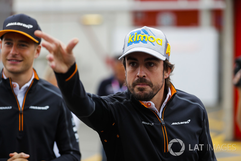 Stoffel Vandoorne, McLaren, e Fernando Alonso, McLaren, giocano a freccette