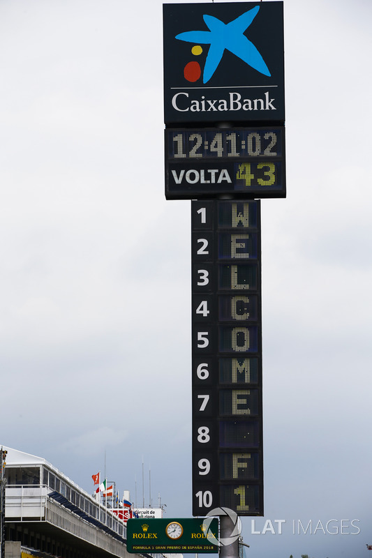 La torre dei risultati, al Circuit de Catalunya, sponsorizzata Caixa Bank