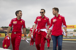 Sebastian Vettel, Ferrari, cammina lungo il circuito con Riccardo Adami, ingegnere di pista Ferrari
