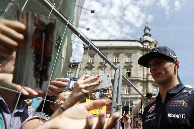 Max Verstappen, Red Bull Racing firma autógrafos para los fanáticos