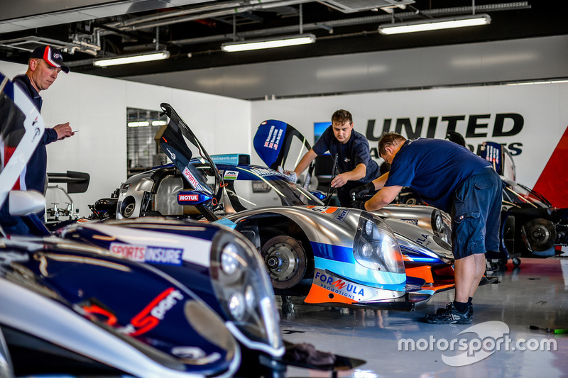 United Autosports team members