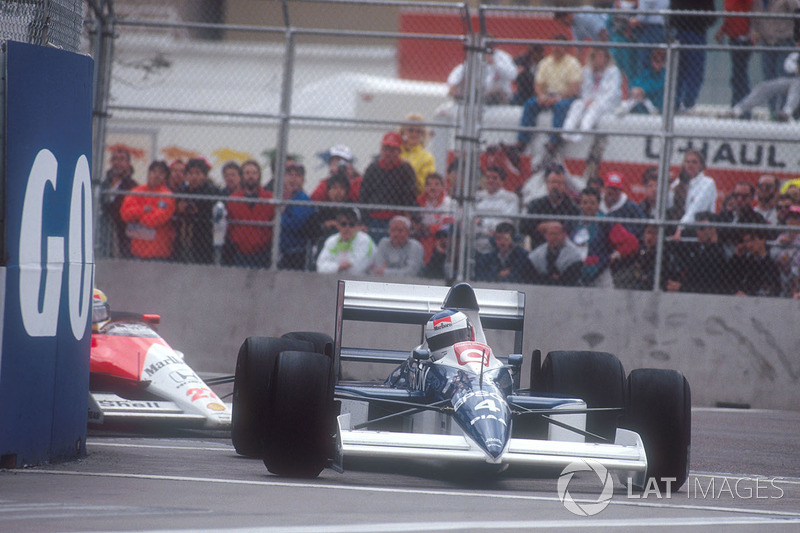 Jean Alesi, Tyrrell 018 Ford leads Ayrton Senna, Mclaren MP4/5B Honda