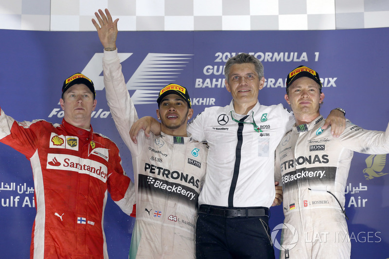 Podio: segundo puesto Kimi Raikkonen, Ferrari, ganador de la carrera Lewis Hamilton, Mercedes AMG F1