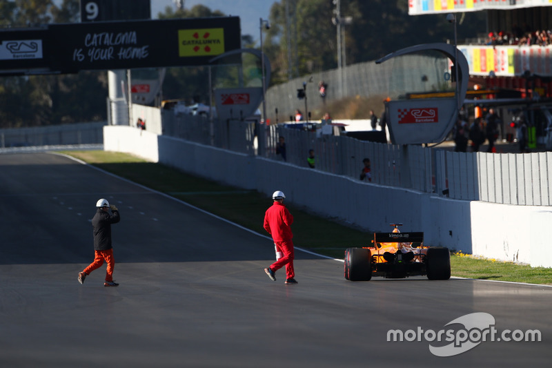 Stoffel Vandoorne, McLaren MCL33 stopped on track