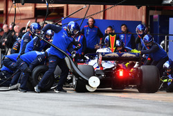 Pierre Gasly, Scuderia Toro Rosso STR13 pit stop
