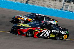 Martin Truex Jr., Furniture Row Racing, Toyota Camry 5-hour ENERGY/Bass Pro Shops e Kyle Busch, Joe Gibbs Racing, Toyota Camry Skittles Sweet Heat