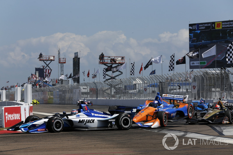 Crash: Takuma Sato, Rahal Letterman Lanigan Racing Honda. Scott Dixon, Chip Ganassi Racing Honda