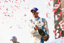 Sébastien Buemi, Renault e.Dams, spruzza lo champagne sul podio