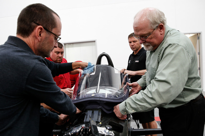 Jeff Horton, INDYCAR Director of Engineering/Safety, installeert een windscherm op de 2018 IndyCar