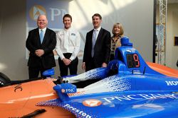 Scott Dixon, Chip Ganassi Racing; Bill Demchak, Präsident PNC Bank; Connie Bond Stuart, PNC Bank