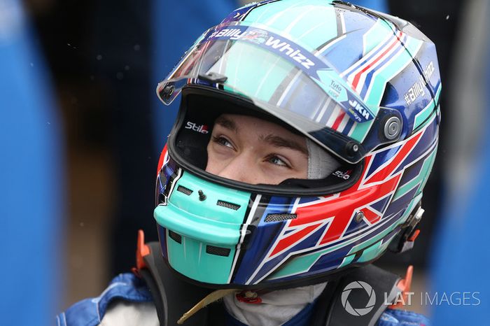 Billy Monger en el coche de carreras, regreso a probar el Carlin MSV Fórmula 3