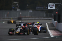 Daniil Kvyat, Scuderia Toro Rosso STR11, Esteban Ocon, Manor MRT05