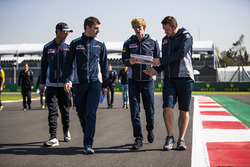 Brendon Hartley, Scuderia Toro Rosso, Sean Gelael, Scuderia Toro Rosso, consult with colleagues on a