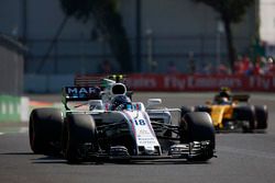 Lance Stroll, Williams FW40, Nico Hulkenberg, Renault Sport F1 Team RS17