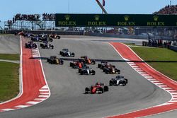 Sebastian Vettel, Ferrari SF70H devant Lewis Hamilton, Mercedes-Benz F1 W08 au départ