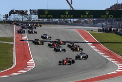 Sebastian Vettel, Ferrari SF70H devant Lewis Hamilton, Mercedes-Benz F1 W08 au départ