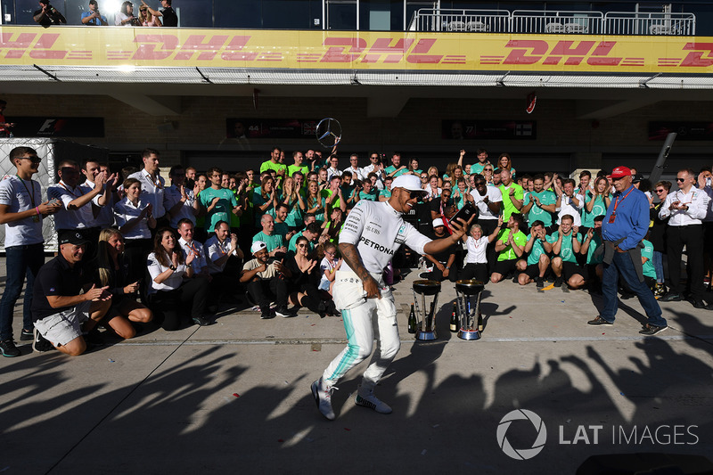 Race winner Lewis Hamilton, Mercedes AMG F1 celebrate with the team