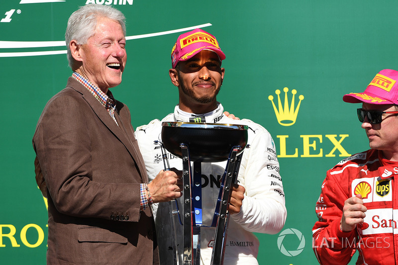 Il vincitore della gara Lewis Hamilton, Mercedes AMG F1 festeggia sul podio con l'ex Presidente degli Stati Uniti Bill Clinton, e il trofeo