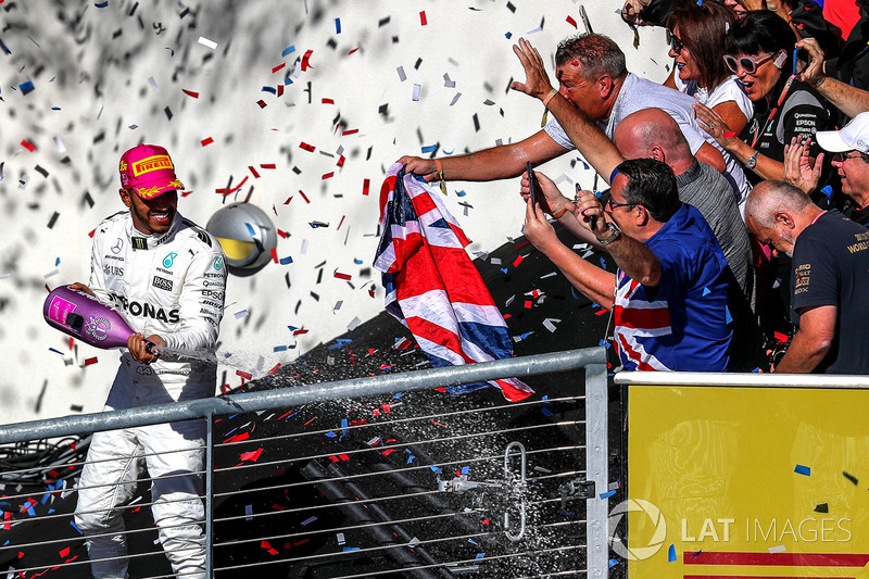 Il vincitore della gara Lewis Hamilton, Mercedes AMG F1 festeggia sul podio con lo champagne e i fan