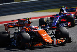 Стоффель Вандорн, McLaren MCL32, и Даниил Квят, Scuderia Toro Rosso STR12