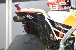 Des traces de pneu sur la moto de Marc Marquez, Repsol Honda Team