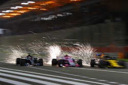 Льюис Хэмилтон, Mercedes AMG F1 W09, Эстебан Окон, Sahara Force India VJM11, Нико Хюлькенберг, Renau