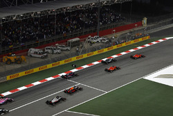 Sebastian Vettel, Ferrari SF71H voert het veld aan bij de start