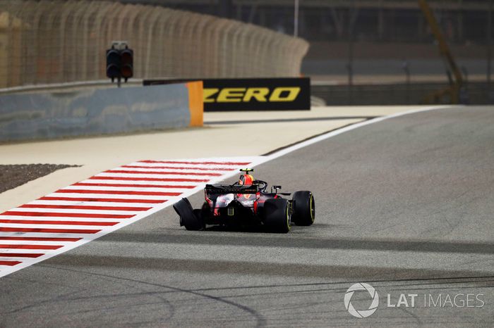 Max Verstappen, Red Bull Racing RB14 Tag Heuer, torna ai box con una foratura