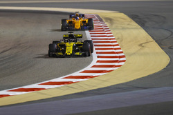 Nico Hulkenberg, Renault Sport F1 Team R.S. 18, Fernando Alonso, McLaren MCL33 Renault
