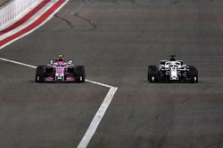 Esteban Ocon, Force India VJM11 and Marcus Ericsson, Sauber C37 battle