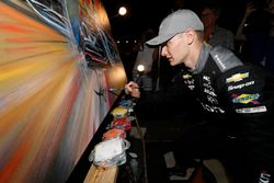 Le vainqueur Josef Newgarden, Team Penske Chevrolet, signe la peinture de Bill Patterson