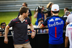 Romain Grosjean, Haas F1 Team, en Pierre Gasly, Toro Rosso, in de rijdersparade